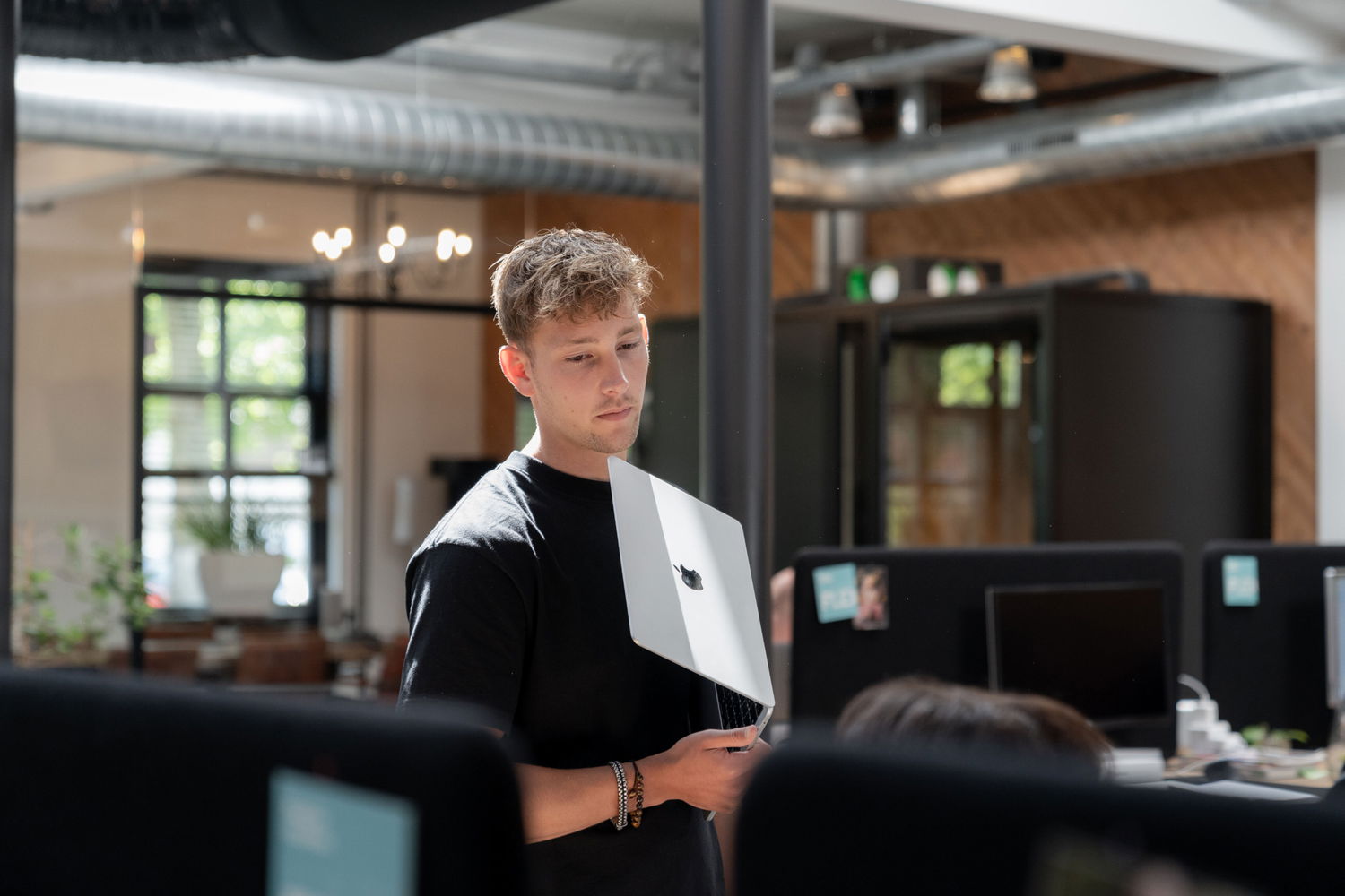 NOBEARS - Lennard met Macbook