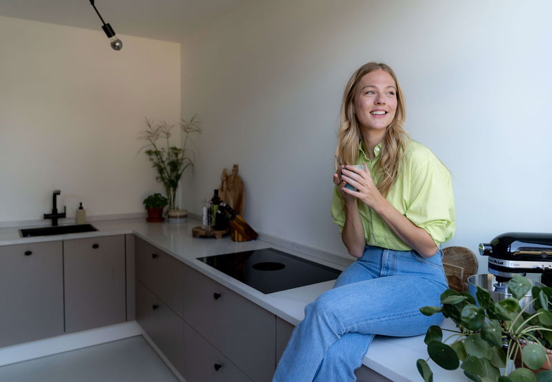 NOBEARS - Woman sitting in kitchen