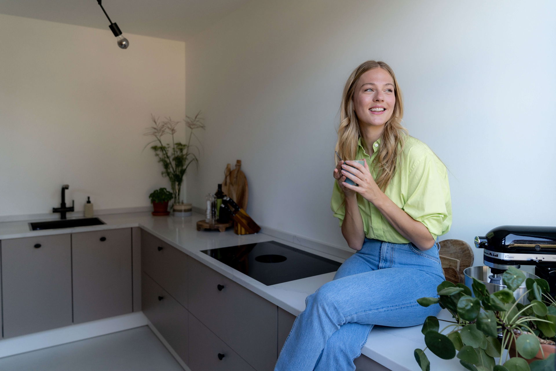 NOBEARS - Woman sitting in kitchen